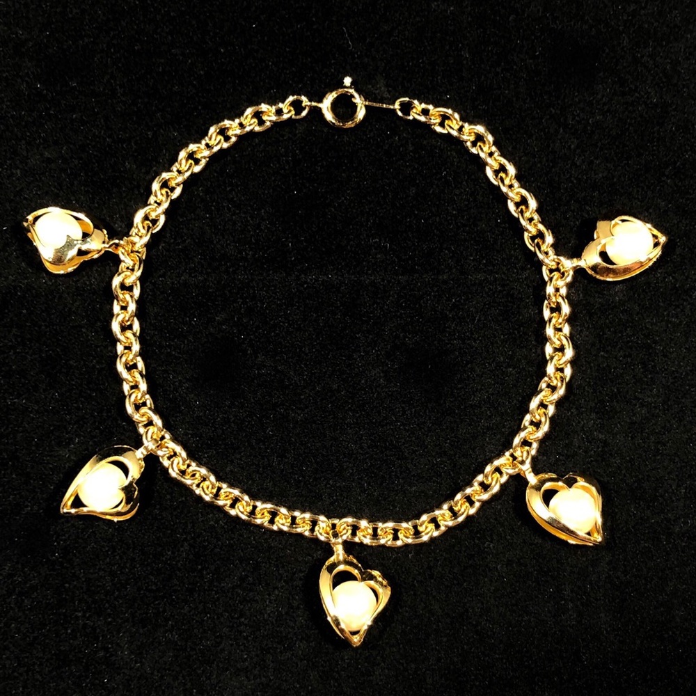 BRACELET - GOLD-TONE CHAIN WITH 5 HEARTS EACH HOLDING A FAUX PEARL - Picture 2 of 10